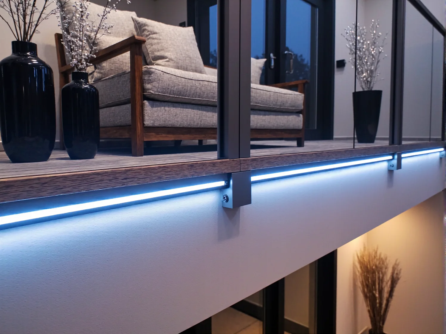 Ekskluzywna aranżacja małego balkonu glamour z nastrojowym oświetleniem punktowym.