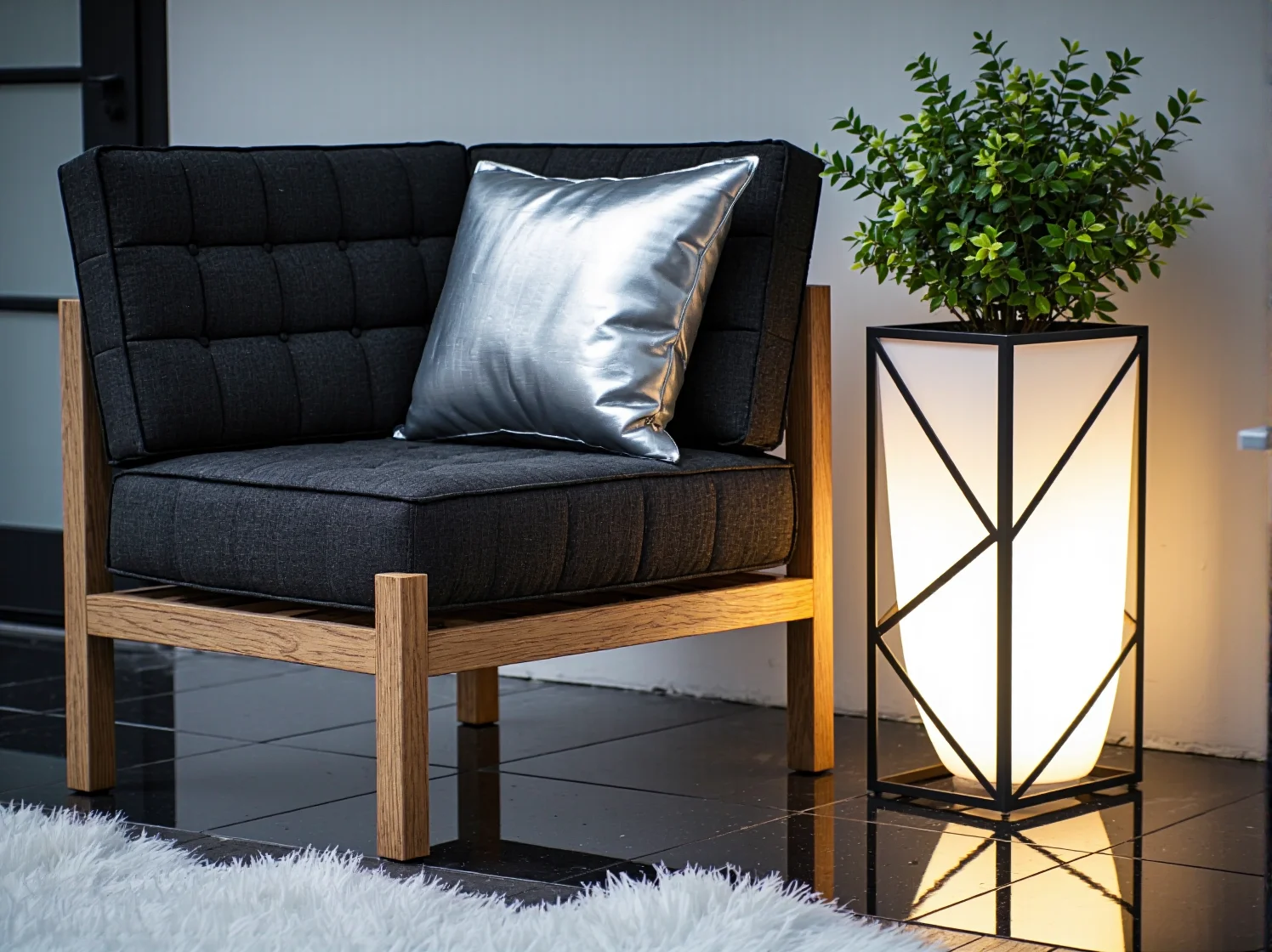 Szklane i chromowane dekoracje na balkonie podświetlone taśmą LED o zimnej barwie.