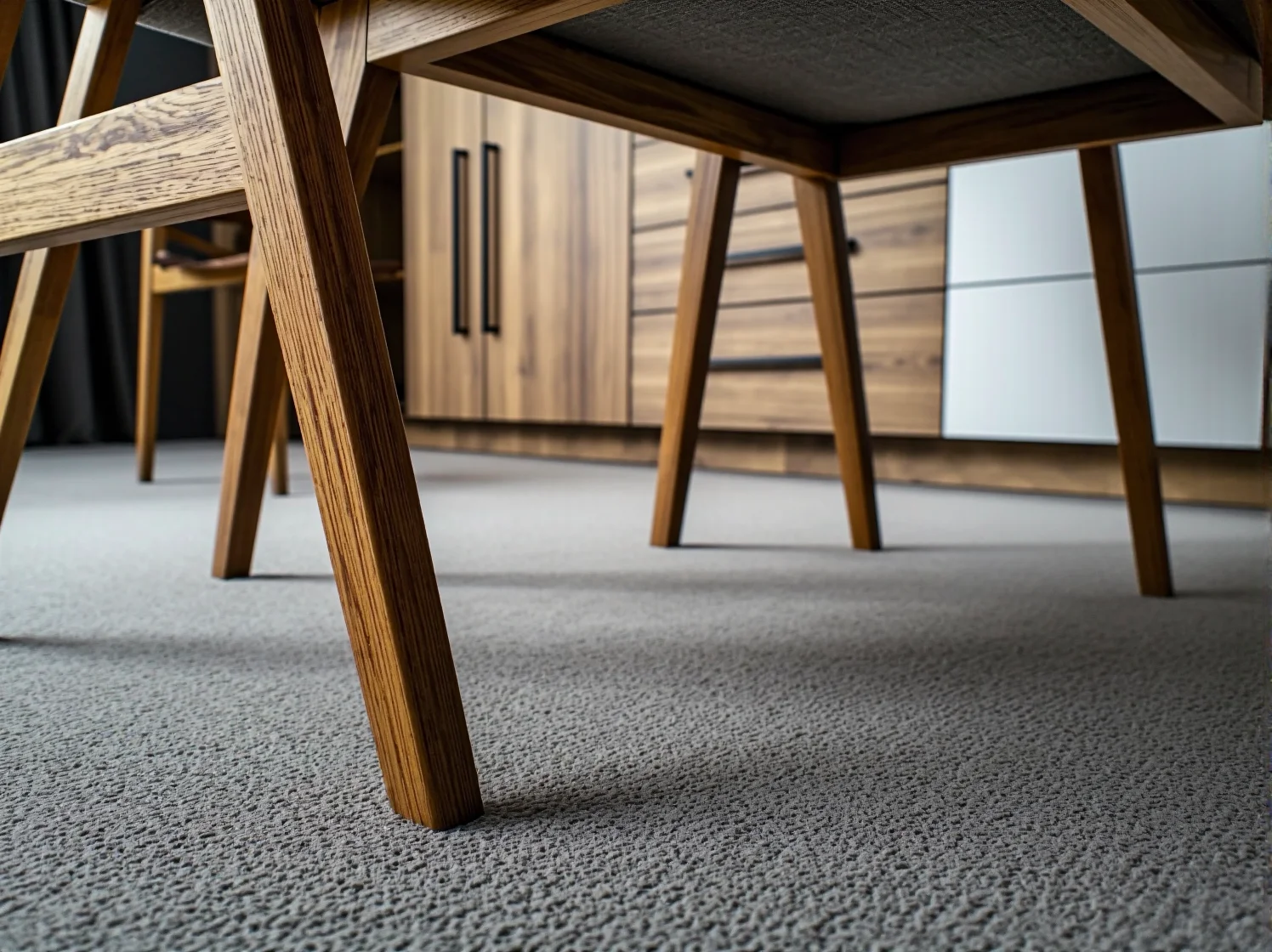 Ergonomiczne biurko i fotel w pokoju hotelowym zapewniające komfort pracy