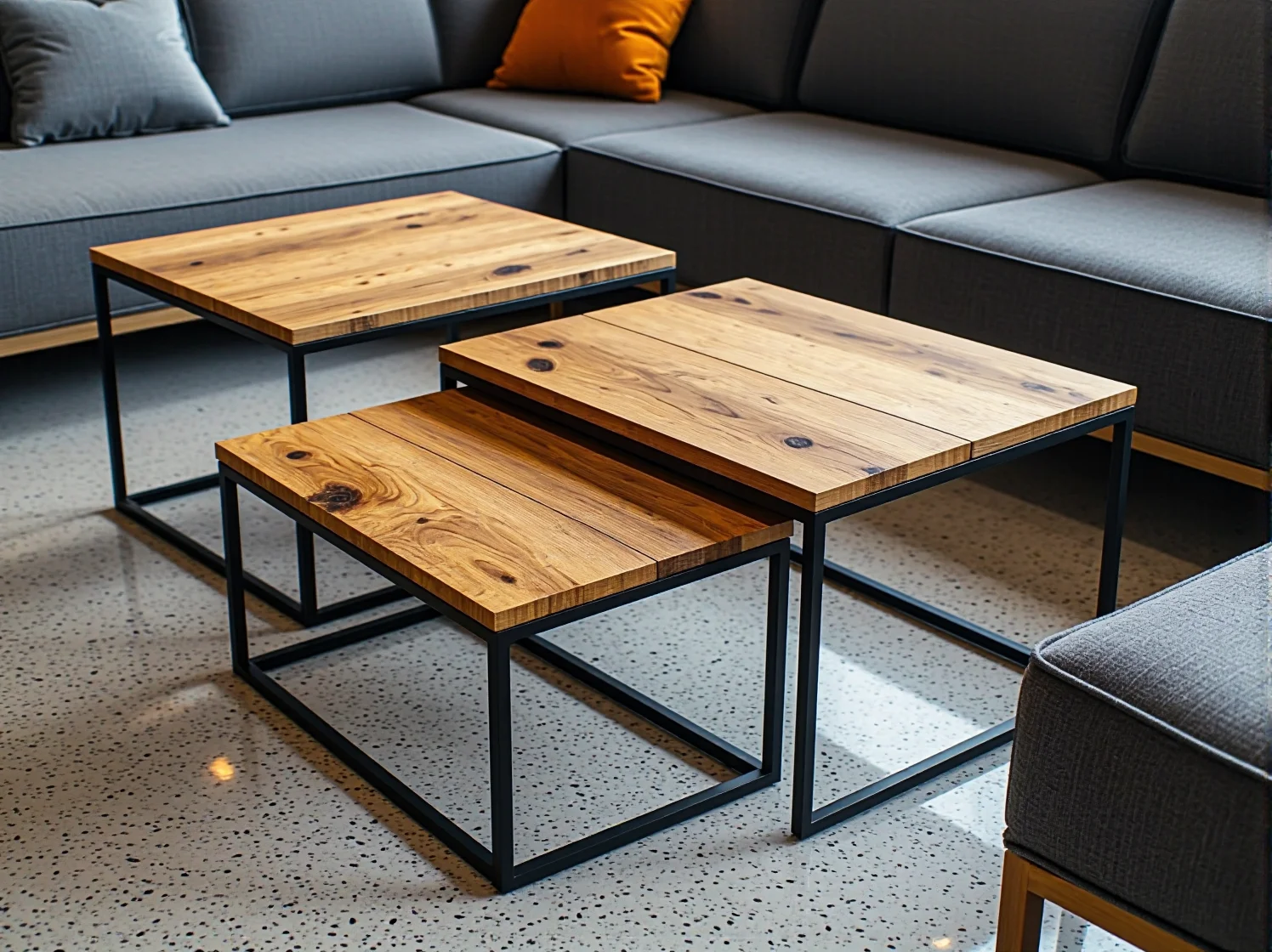 Okrągłe stoliki kawowe w strefie wypoczynkowej hotelu ułatwiające komunikację gości