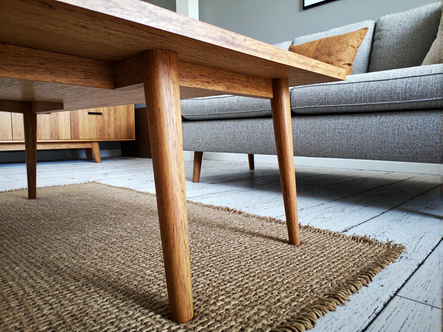 Jasna sypialnia z łóżkiem z litego drewna, tworząca przytulny i ciepły klimat hygge.