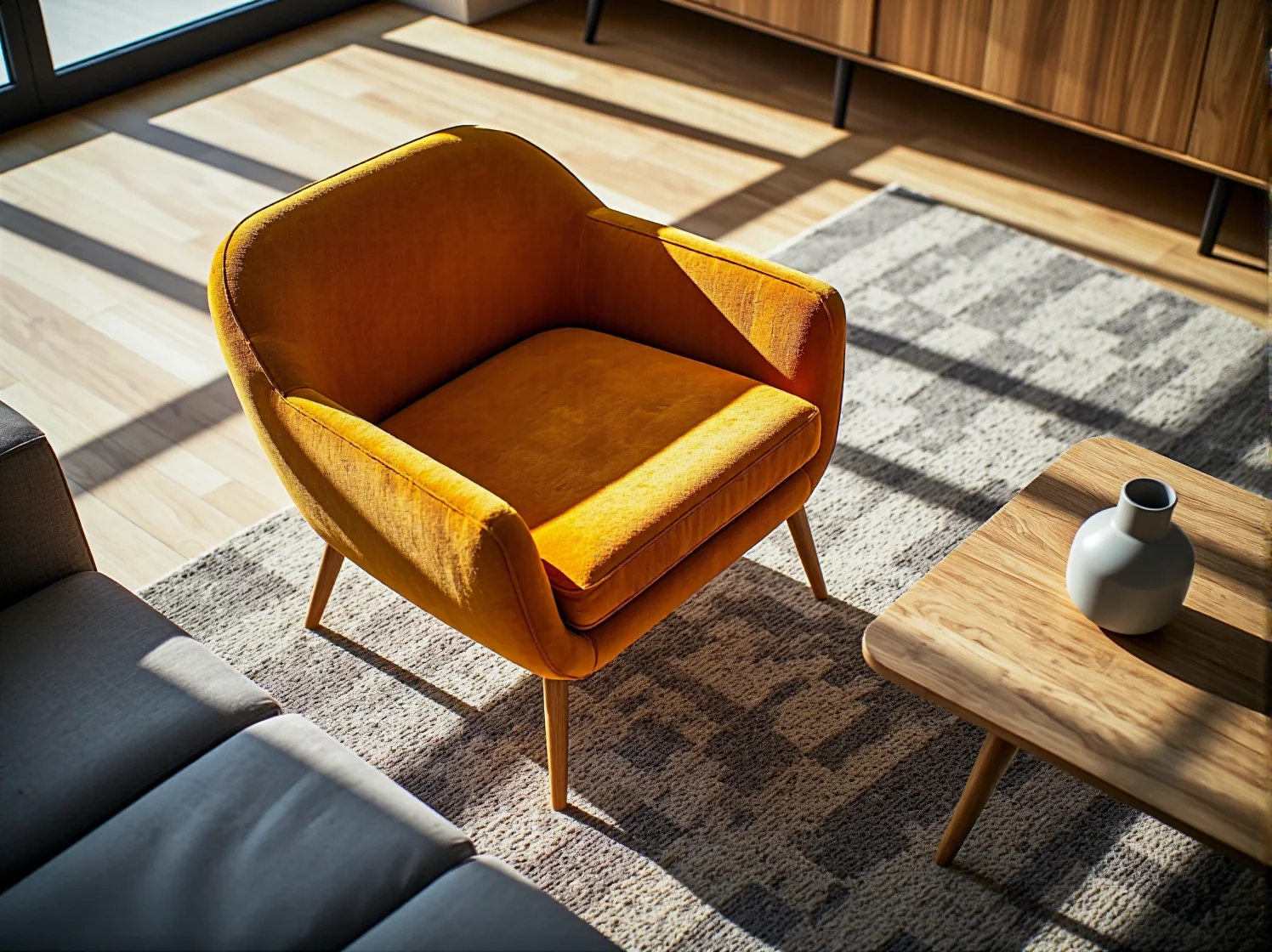 Załadunek kontenerów z meblami w porcie morskim - logistyka globalnego handlu