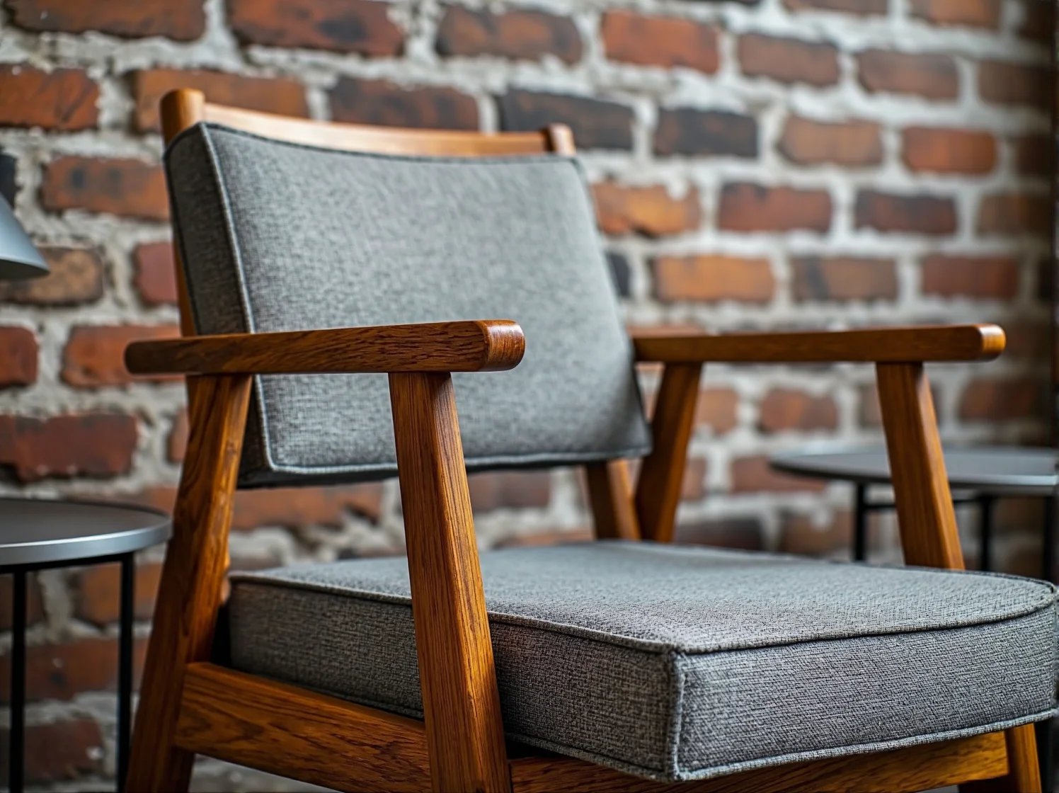 Malowanie drewnianego krzesła farbą kredową na biały kolor.