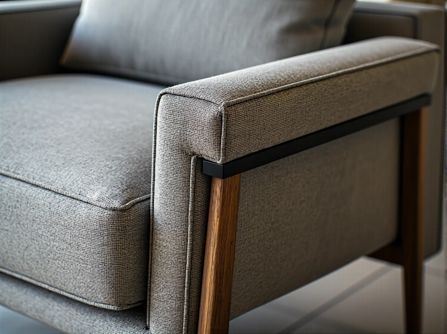 Mały, ale efektowny stolik kawowy glamour, idealny do kawalerki lub małego mieszkania.