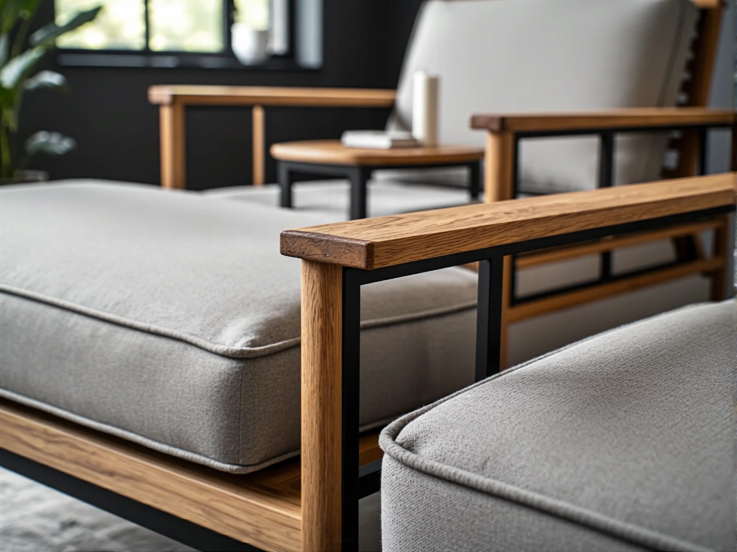 Nowoczesny narożnik modułowy w dużym lofcie z wysokimi oknami ze szprosami