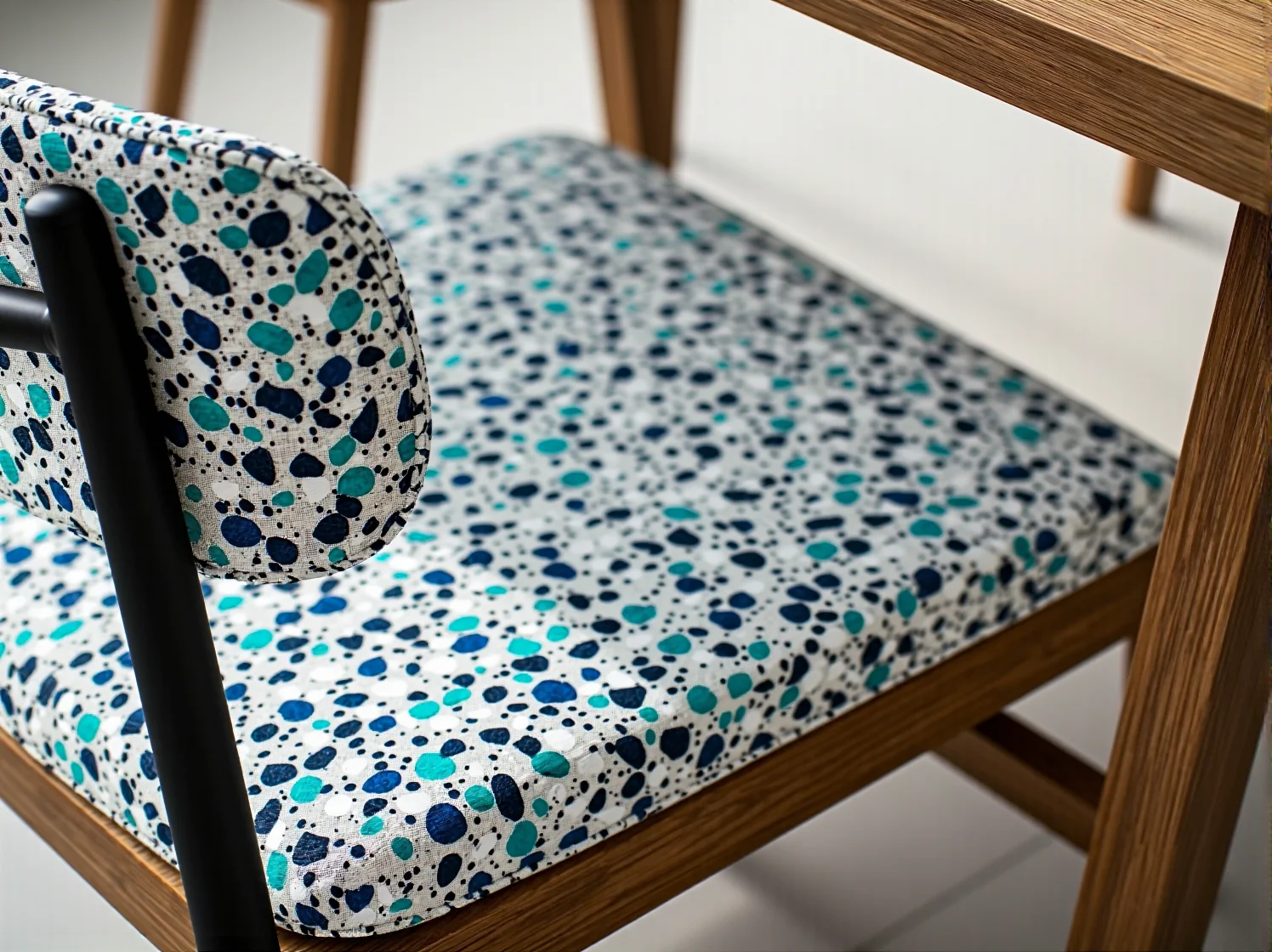 Rzemieślnicza obróbka materiałów wtórnych w procesie tworzenia unikalnych mebli