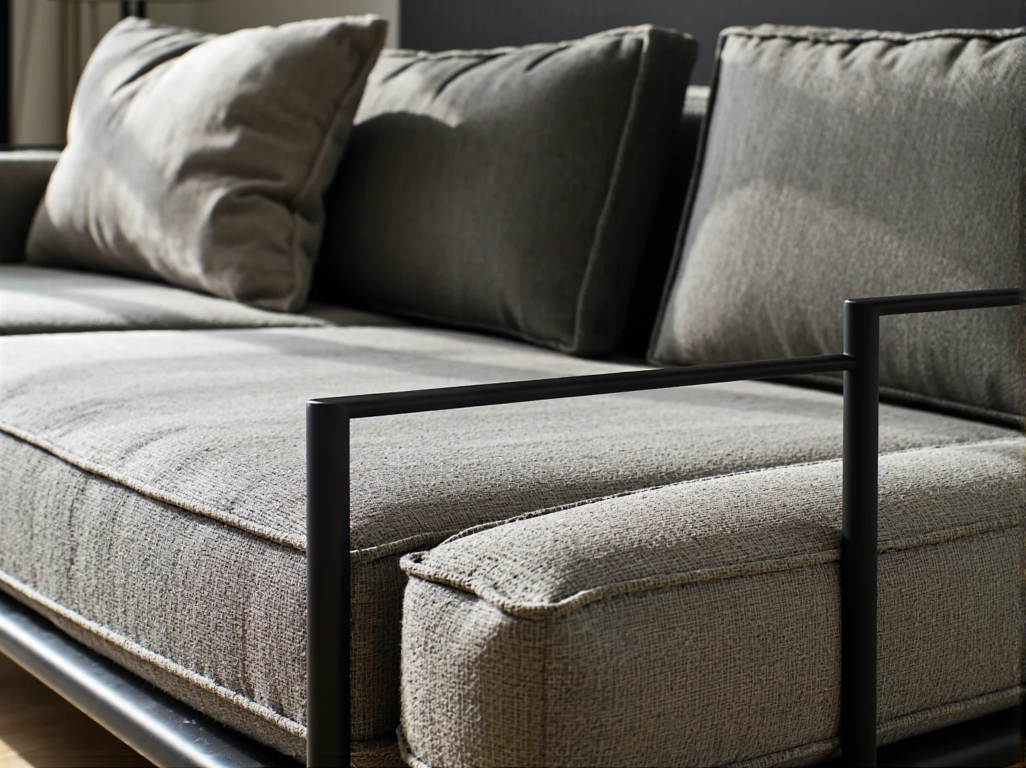 Skórzany narożnik brązowy w surowym industrialnym salonie z betonem architektonicznym