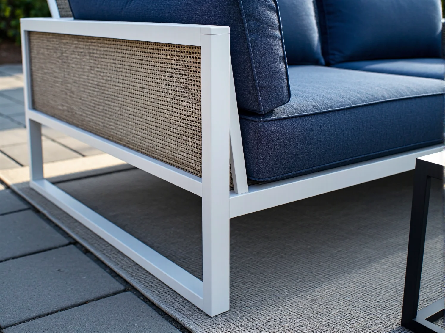 Elegancka sofa narożna na taras w stylu skandynawskim