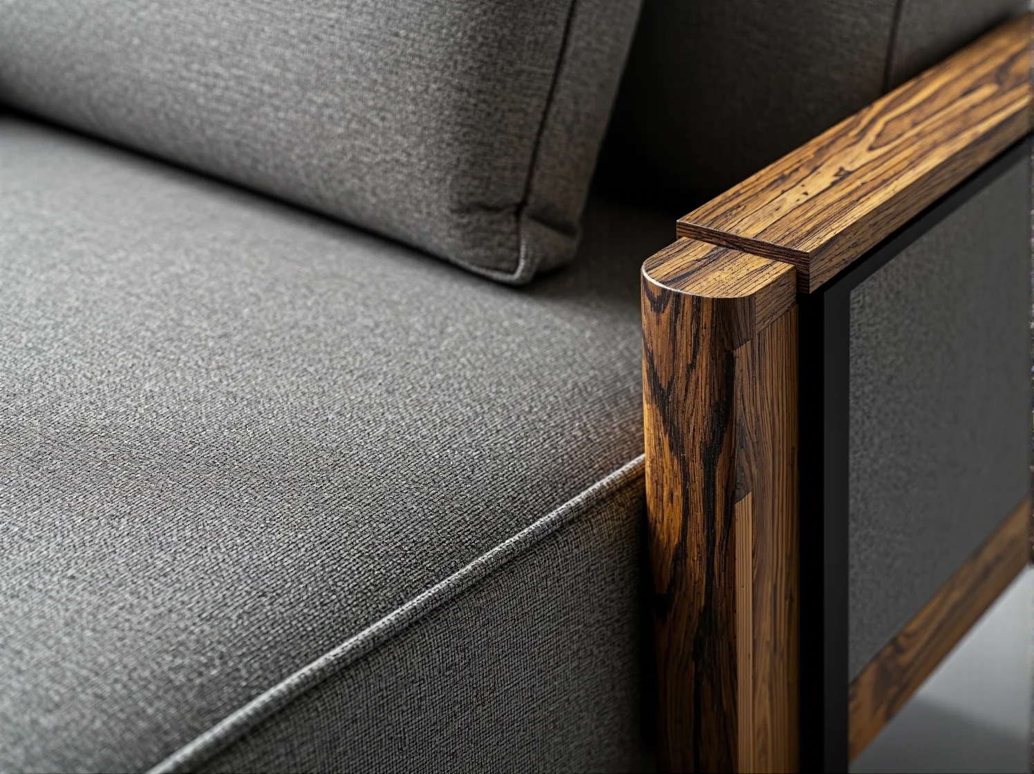 Sofa tapicerowana tkaniną z recyklingu butelek PET, stojąca w jasnym, ekologicznym salonie