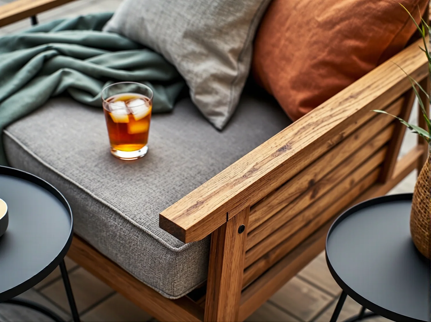 Szlifowanie drewnianego stołu ogrodowego papierem ściernym przed impregnacją i malowaniem.