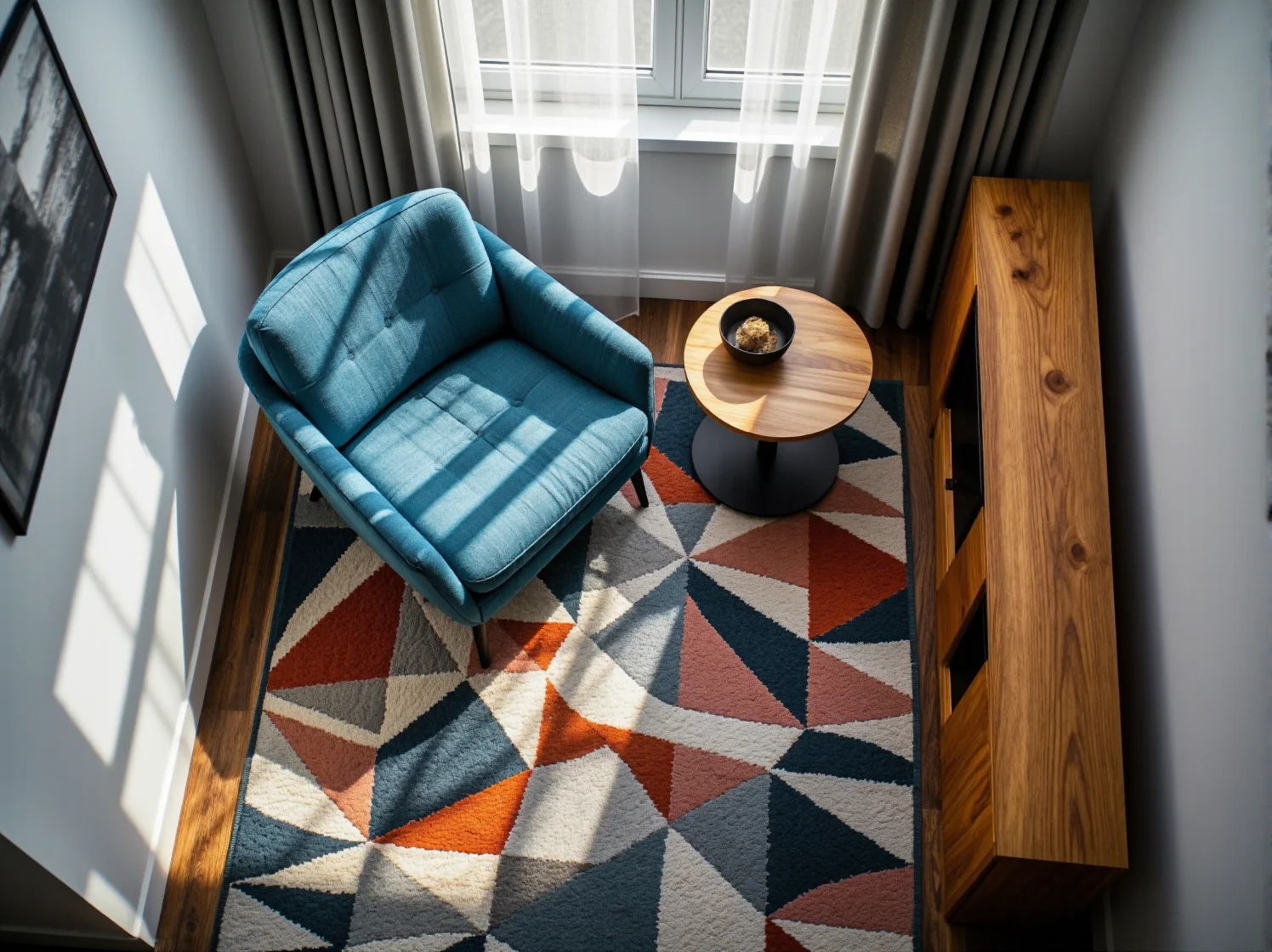 Wygodny fotel kubełkowy oszczędzający miejsce w strefie relaksu