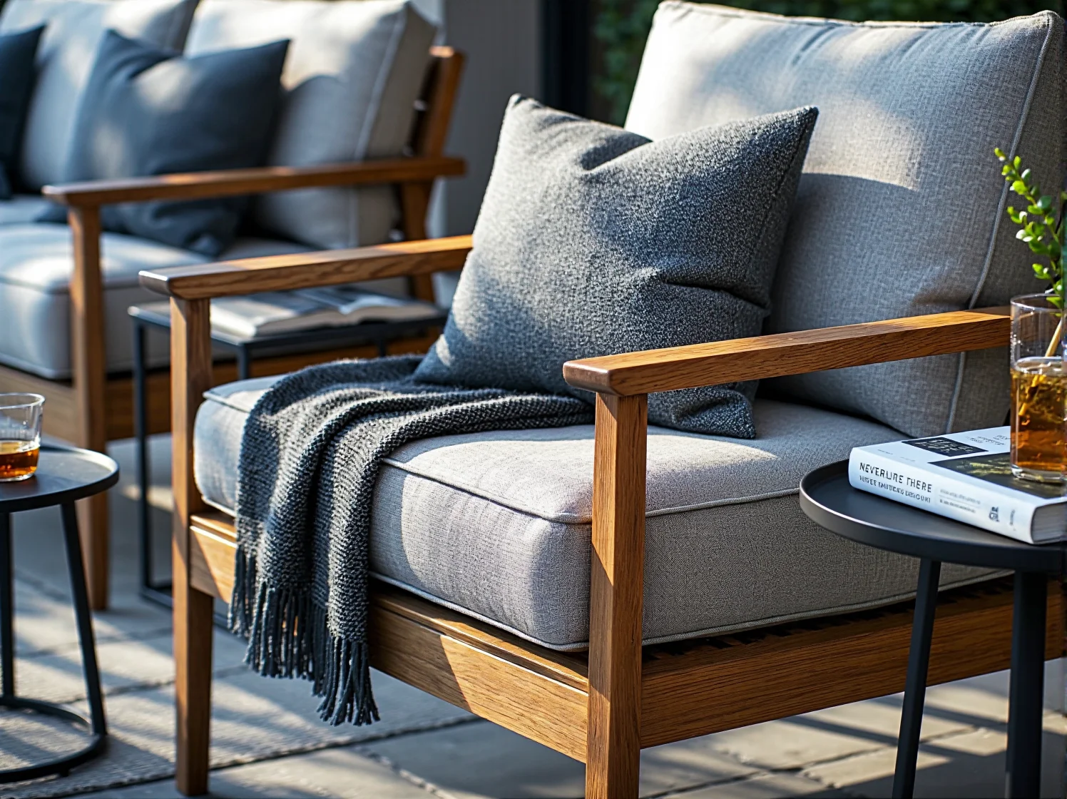 Wytrzymały zestaw mebli tarasowych z technorattanu, doskonale sprawdzający się w warunkach miejskich.